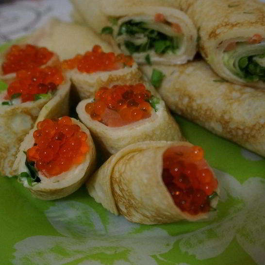 Рецепт блинных роллов со сливочным сыром и красной рыбой