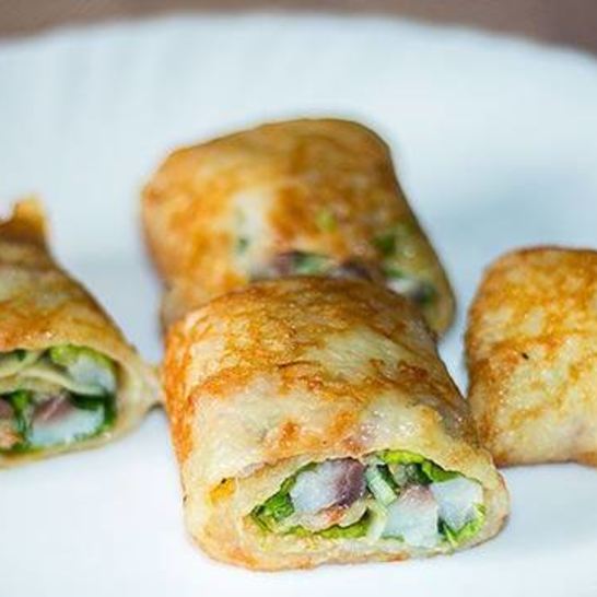 Рецепт картофельных роллов с сельдью и огурцом