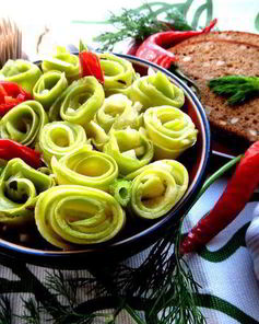 Маринованные роллы из молодых кабачков