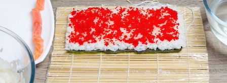 масаго ролл с лососем и сыром. Шаг 2