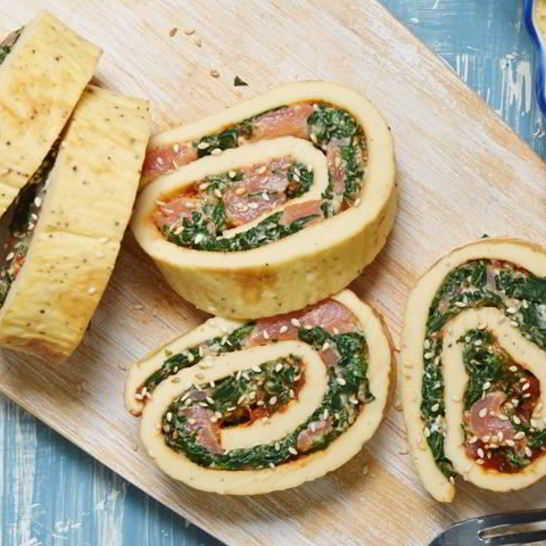 Рецепт ролла из омлета со шпинатом и лососем в азиатском стиле