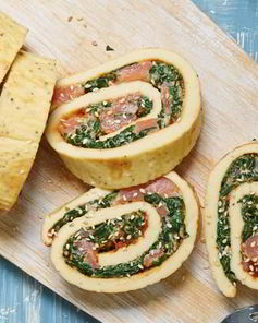 Ролл из омлета со шпинатом и лососем в азиатском стиле