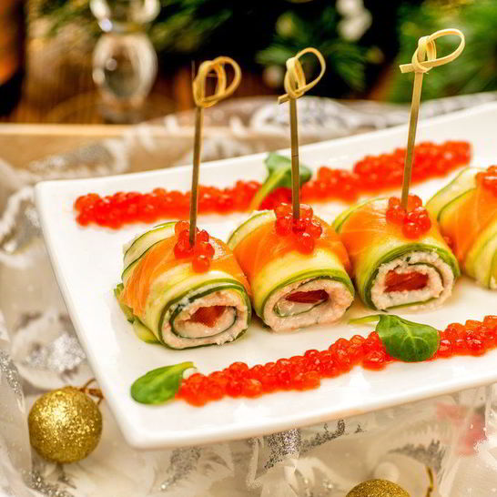 Рецепт роллов из огурца с креветками, сливочным сыром и лососем