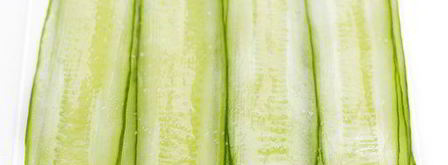 роллы из огурца с креветками, сливочным сыром и лососем. Шаг 3