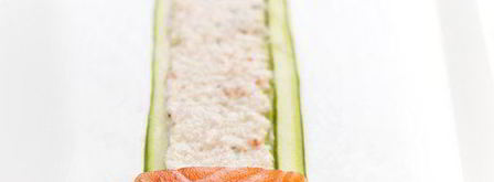 роллы из огурца с креветками, сливочным сыром и лососем. Шаг 7