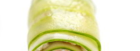 роллы из огурца с креветками, сливочным сыром и лососем. Шаг 8