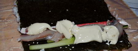 роллы навыворот со скумбрией. Шаг 6