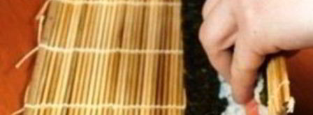 роллы с авокадо, лососем и огурцом. Шаг 5