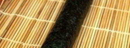 роллы с авокадо, лососем и огурцом. Шаг 7