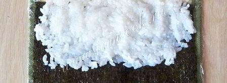 роллы с крабовыми палочками. Шаг 3