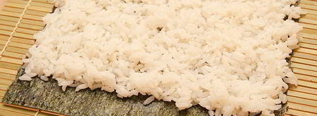 роллы с креветками, чукой и лососем. Шаг 2