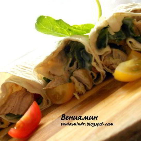 Рецепт роллов с куриным филе, помидорами и шпинатом