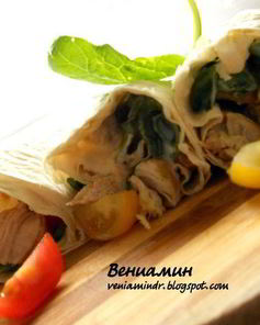 Роллы с куриным филе, помидорами и шпинатом