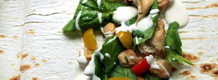 роллы с куриным филе, помидорами и шпинатом. Шаг 3