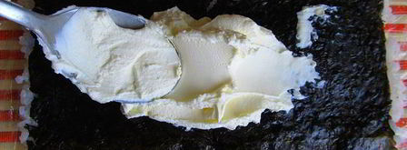 роллы с лососем и сыром филадельфия. Шаг 5