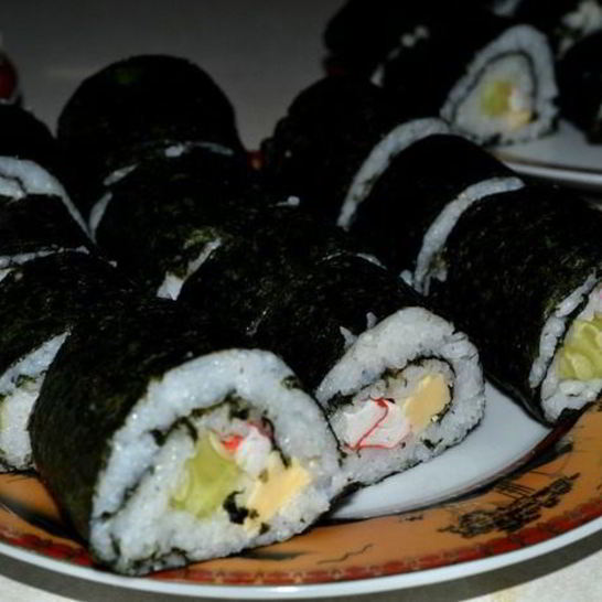 Рецепт роллов с огурцом, крабовыми палочками и сыром