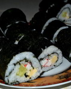 Роллы с огурцом, крабовыми палочками и сыром