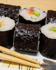 Роллы с семгой и авокадо