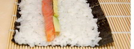 роллы с семгой и авокадо. Шаг 8