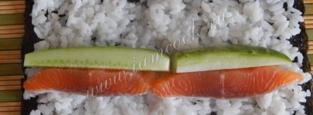 роллы с семгой и огурцом. Шаг 7