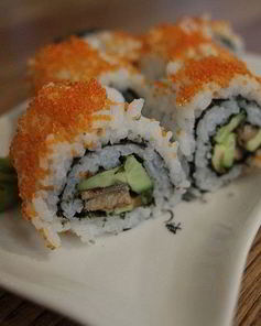 Роллы с угрем, авокадо и огурцом