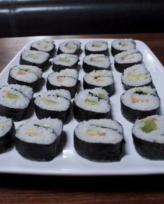 Суши роллы с красной рыбкой