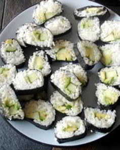 Суши роллы с огурцом и авокадо