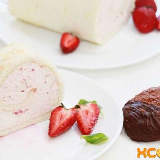 Рецепт бисквитного рулета с клубникой