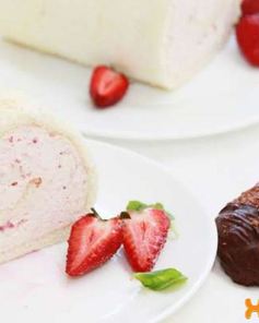 Бисквитный рулет с клубникой