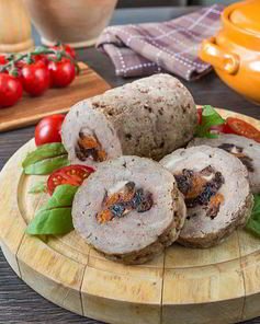 Индюшиный рулет с сухофруктами