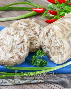Куриный рулет с желатином в бутылке