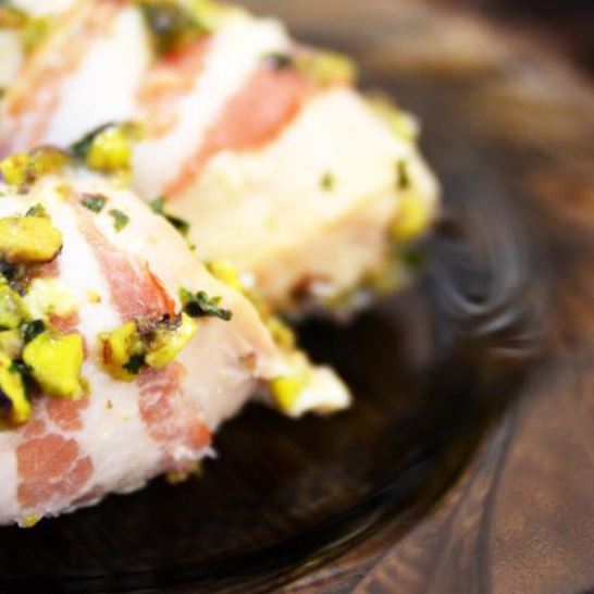 Рецепт куриных рулетиков с беконом и фисташками