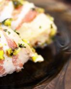 Куриные рулетики с беконом и фисташками