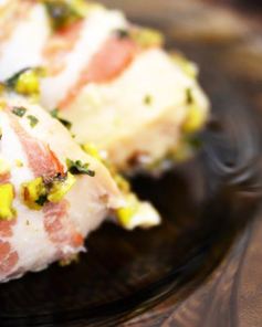 Куриные рулетики с беконом и фисташками