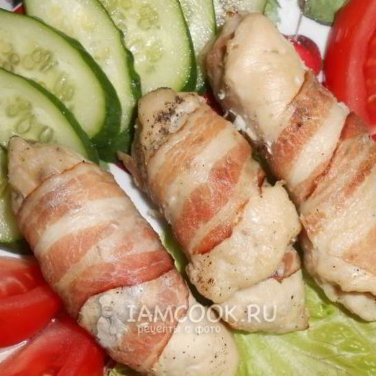 Рецепт куриных рулетиков в беконе по-милански