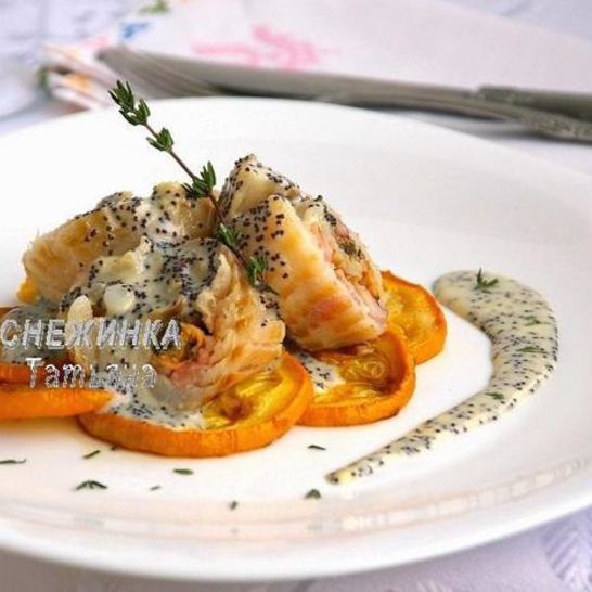 Рецепт морского рулета с сыром джюгас под маковым соусом на подушке из цукини