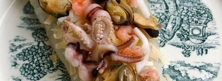 морской рулет с сыром джюгас под маковым соусом на подушке из цукини. Шаг 2