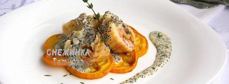 морской рулет с сыром джюгас под маковым соусом на подушке из цукини. Шаг 10