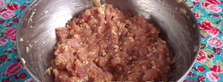 мясной рулет с яйцом и морковью. Шаг 2