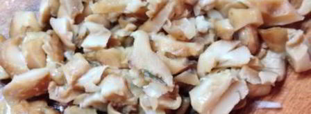 рулет из горбуши, фаршированный омлетом, грибами и луком. Шаг 6