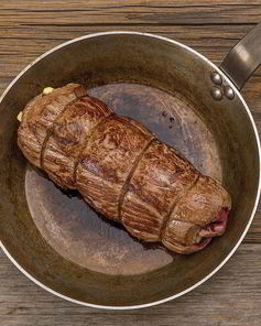 Рулет из говядины с запечеными овощами и бальзамико