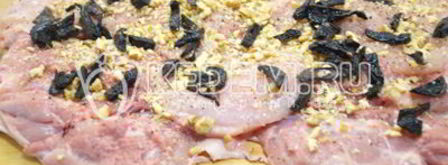 рулет из курицы с черносливом. Шаг 8