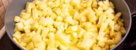 рулет из слоеного теста с яблоками и орехами. Шаг 3