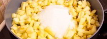 рулет из слоеного теста с яблоками и орехами. Шаг 4