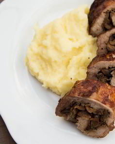 Рулет из свинины с грибами