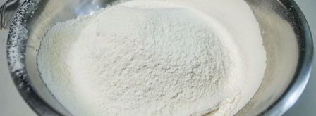 рулет из теста с колбасой и сыром. Шаг 2