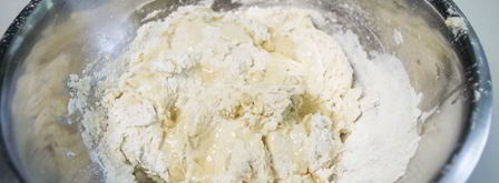 рулет из теста с колбасой и сыром. Шаг 3