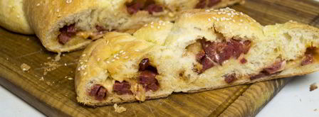 рулет из теста с колбасой и сыром. Шаг 9