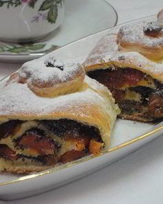 Рулет с курагой и маком