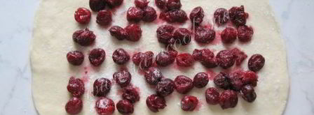 рулет с маком и вишней. Шаг 13